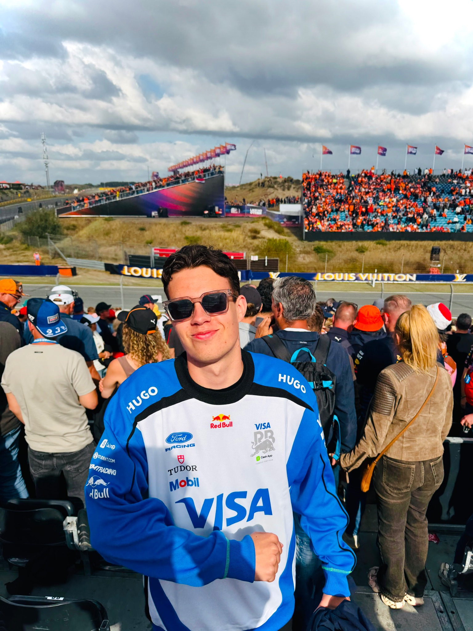 Thomas Wellner op de tribune naast het circuit